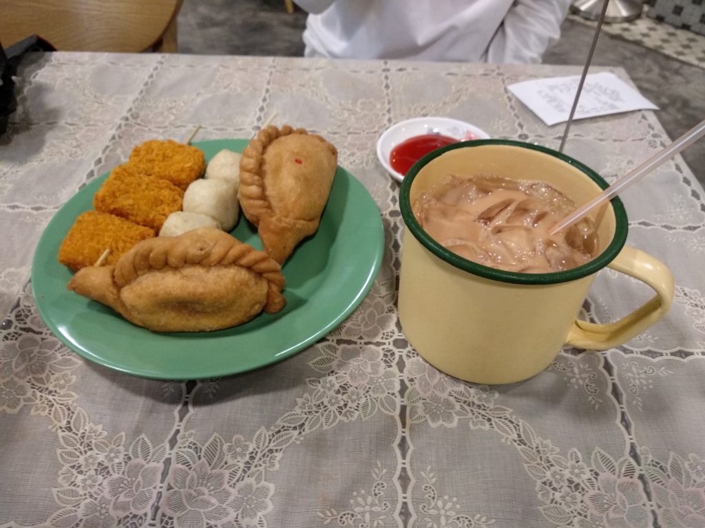 Kudapan Curry'O dan Teh Tarik di Old Chang Kee, Singapura